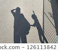 父母與孩子散步時投射的影子 126113842