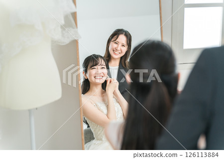 與婚禮策劃人會面以選擇珠寶、耳環、耳環和配飾的女性 126113884