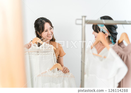 在時尚/服裝/服裝店與店員交談的女顧客(購物) 在時尚/服裝/服裝店與店員交談的女顧客(購物) 126114288