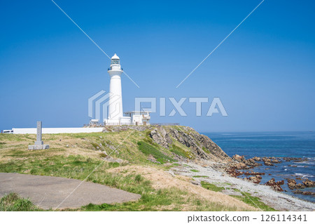 青森縣 位於本州邊緣的下北半島的白色尻屋崎燈塔 青森縣 位於本州邊緣的下北半島的白色尻屋崎燈塔 126114341