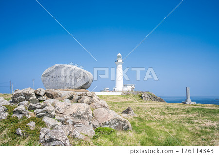 青森縣 位於本州邊緣的下北半島的白色尻屋崎燈塔 126114343