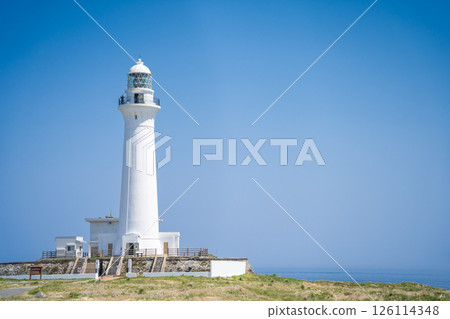 青森縣 位於本州邊緣的下北半島的白色尻屋崎燈塔 126114348