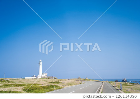 青森縣 位於本州邊緣的下北半島的白色尻屋崎燈塔 青森縣 位於本州邊緣的下北半島的白色尻屋崎燈塔 126114350