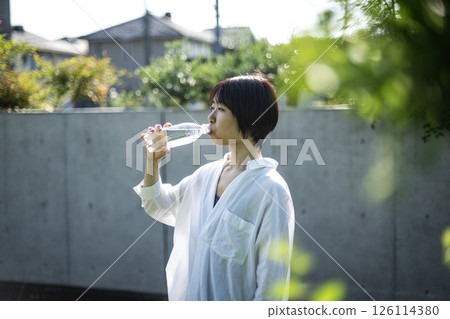 補水，水，初夏，飲料，喝酒，女人，人物，40多歲，中年，黑髮，矮個子，日本人，塑膠瓶 126114380