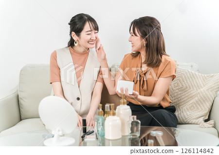 Asian women who teach make-up and make-up to friends/make-up lessons (foundation/base make-up) Asian women who teach make-up and make-up to friends/make-up lessons (foundation/base make-up) 126114842