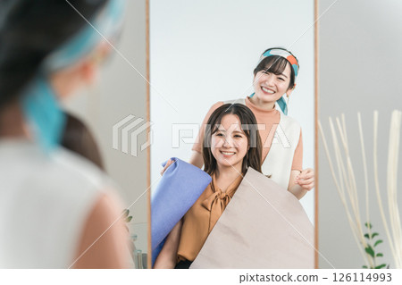 執行個人色彩診斷和個人色彩規劃師的女性 126114993