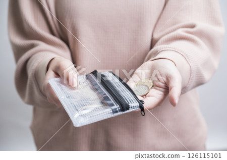 A woman holding a 100 yen wallet 126115101