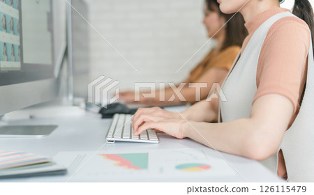一位女商人的手在鍵盤上打字 126115479