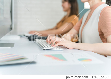 一位女商人的手在鍵盤上打字 126115480