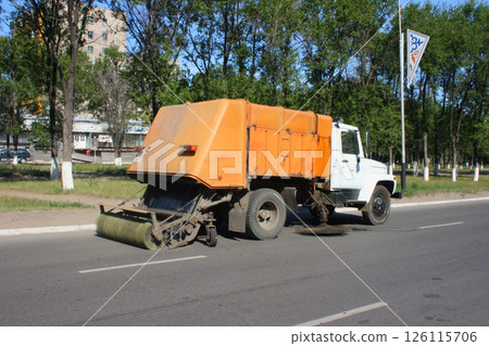 road, truck, cleanup 126115706