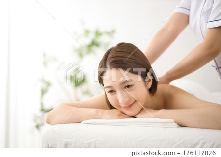 一名二十多歲的女子在美容院接受按摩 126117026