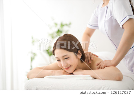 在美容院接受按摩的年輕女性 在美容院接受按摩的年輕女性 126117027