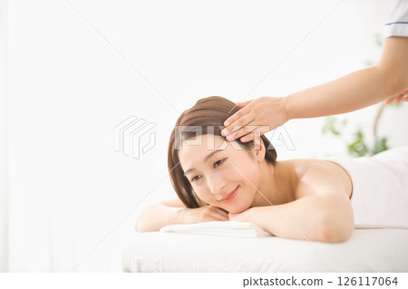 在美容院接受按摩的年輕女性 126117064