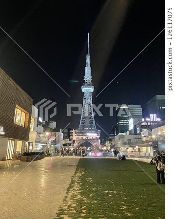 夜晚燈光璀璨的電視塔 126117075