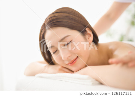在美容院接受按摩的年輕女性 在美容院接受按摩的年輕女性 126117131