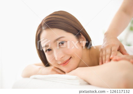 在美容院接受按摩的年輕女性 126117132