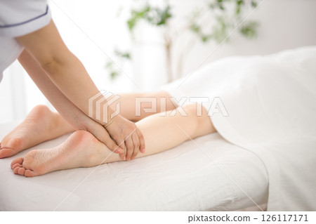 Esthetician Foot massage Female in her 20s 126117171