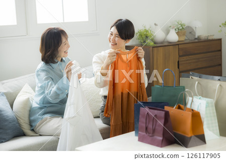 一名女子購物回家 一名女子購物回家 126117905