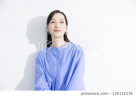 穿一件藍色禮服的婦女 126118156