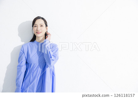 穿一件藍色禮服的婦女 126118157