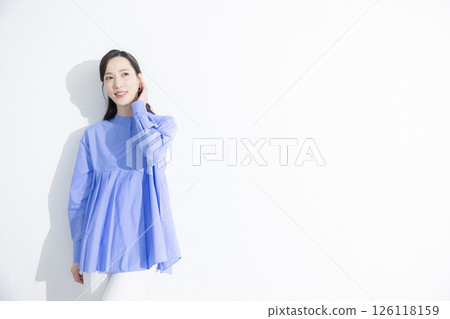 穿一件藍色禮服的婦女 穿一件藍色禮服的婦女 126118159