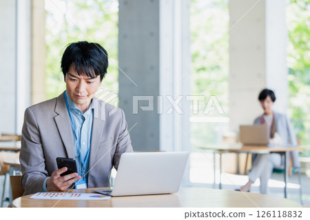 在咖啡廳工作的商人 在咖啡廳工作的商人 126118832