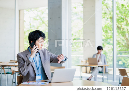 在咖啡廳工作的商人 126118837