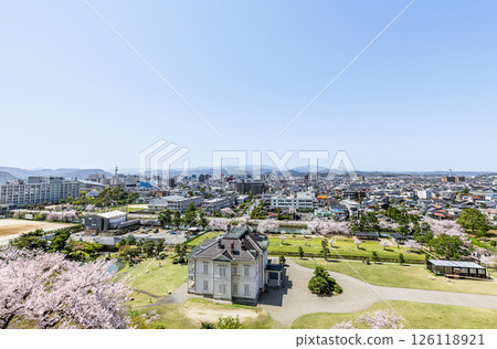 鳥取縣鳥取市 晴朗的日子裡，從鳥取城遺址眺望盛開的櫻花和鳥取市容 126118921