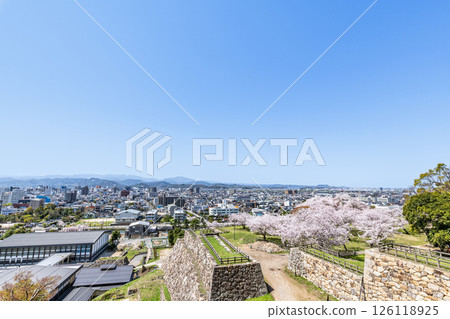 Tottori City, Tottori Prefecture Cherry blossoms in full bloom and the Tottori cityscape seen from the ruins of Tottori Castle on a clear day 126118925