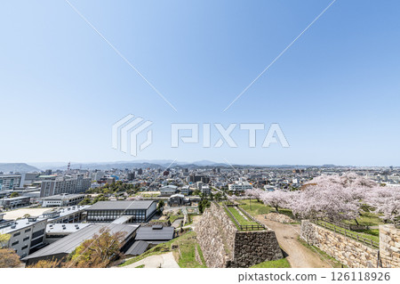 鳥取縣鳥取市 晴朗的日子裡，從鳥取城遺址眺望盛開的櫻花和鳥取市容 126118926