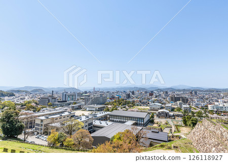 鳥取縣鳥取市 晴朗的日子裡，從鳥取城遺址眺望盛開的櫻花和鳥取市容 126118927