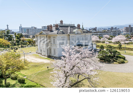 Tottori City, Tottori Prefecture Cherry blossoms in full bloom and the tourist attraction Jinpukakaku 126119053