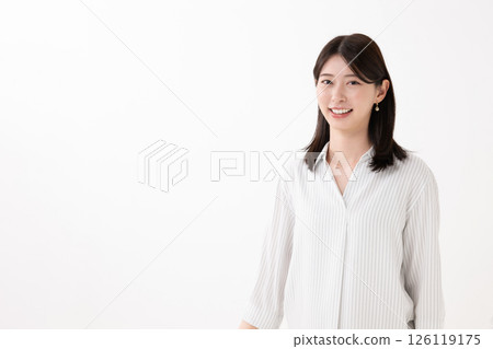 穿著白襯衫微笑的女人 穿著白襯衫微笑的女人 126119175