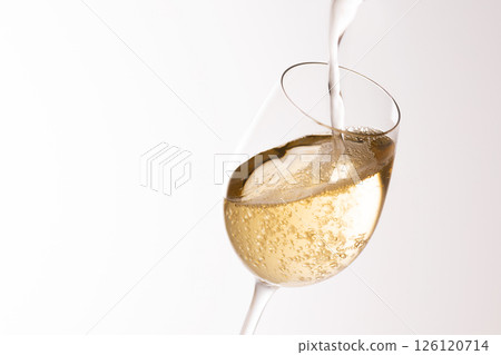 將白葡萄酒倒入玻璃杯中 126120714
