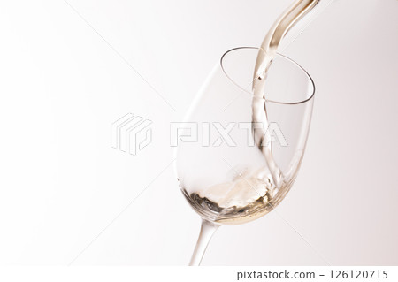 將白葡萄酒倒入玻璃杯中 126120715