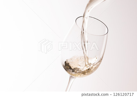 將白葡萄酒倒入玻璃杯中 126120717