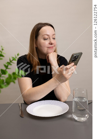 The Modern Dining Experience Exploring Smartphone Use at the Table in Todays World The Modern Dining Experience Exploring Smartphone Use at the Table in Todays World 126122754