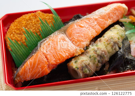 Salmon-filled seaweed bento (sake bento) 126122775