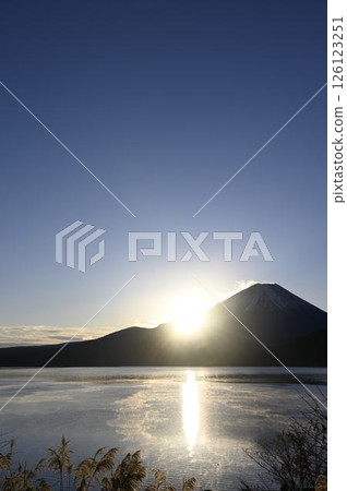 從本棲湖觀賞富士山日出 126123251