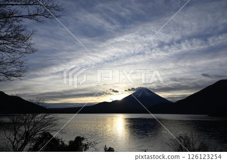 Sunrise over Mt. Fuji seen from Lake Motosu Sunrise over Mt. Fuji seen from Lake Motosu 126123254