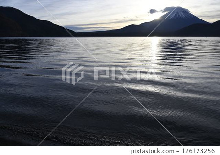 從本棲湖觀賞富士山日出 從本棲湖觀賞富士山日出 126123256