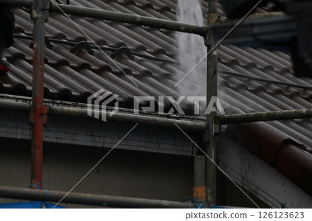 屋頂、屋頂瓦片、翻修屋頂、抹灰的高壓清洗 126123623