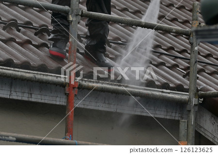 屋頂、屋頂瓦片、翻修屋頂、抹灰的高壓清洗 屋頂、屋頂瓦片、翻修屋頂、抹灰的高壓清洗 126123625