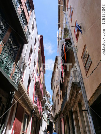 Narrow alleys in the old town of Porto (Portugal) 126123848