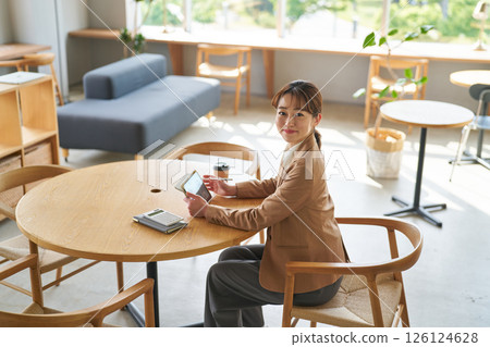 在共同工作空間工作的婦女 126124628