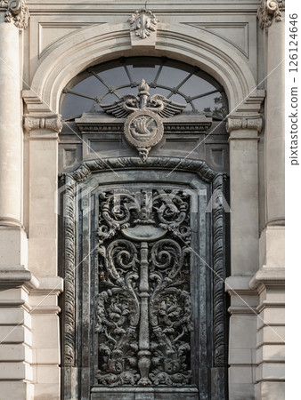 Magnificent entrance facade door of The Paris Chamber of Commerce and Industry building. 126124646