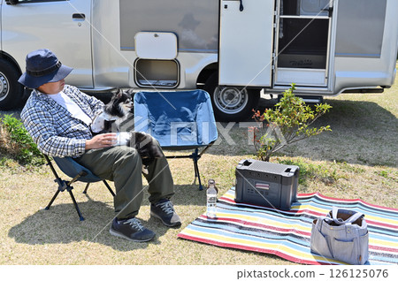 男子和他的狗吉娃娃一起享受汽車露營 男子和他的狗吉娃娃一起享受汽車露營 126125076