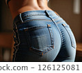 穿牛仔褲的女人的臀線 126125081