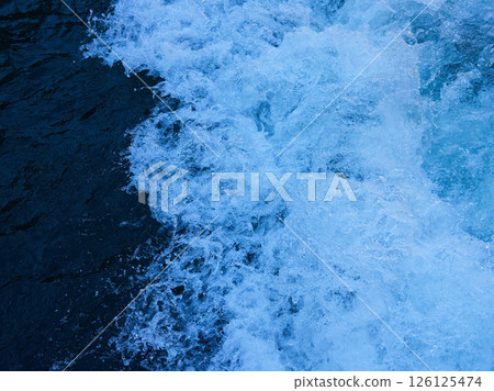 船航行時的波浪風景 126125474