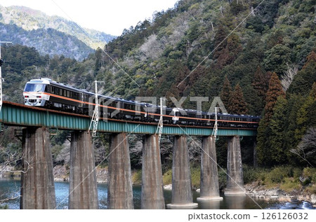 Kiha 85 series "Hida" crossing the Takayama Main Line First Hida River Bridge Kiha 85 series "Hida" crossing the Takayama Main Line First Hida River Bridge 126126032